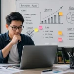 Pengusaha muda sedang menyusun strategi dan mengembangkan mindset untuk membangun bisnis jangka panjang